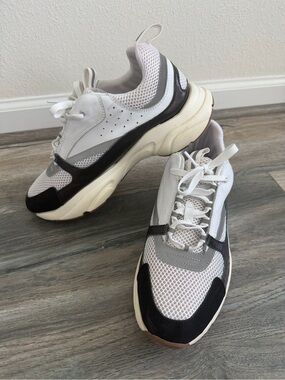 Men's White and Black Chunky Mesh Sneakers - Classic Sport Style size 11